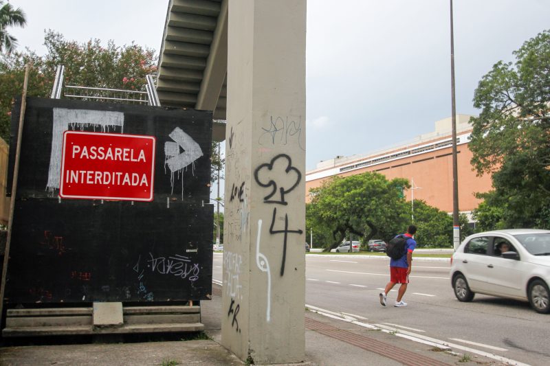 Passarela que fica em frente ao shopping Villa Romana, em Florian&oacute;polis, est&aacute; interditada – Foto: Leo Munhoz/ND