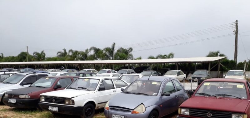P&aacute;tio com carros apreendidos pelo DETRAN – Foto: DETRAN-SC
