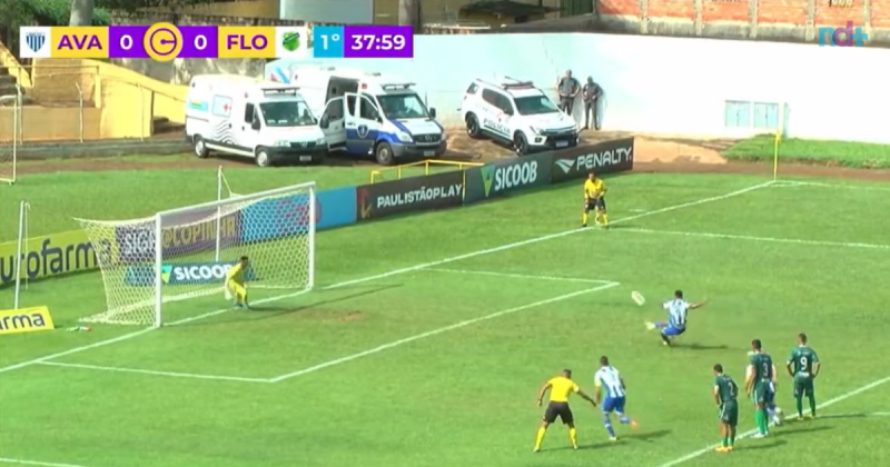 Jogador do Avaí escorrega e perde pênalti bizarro na Copinha