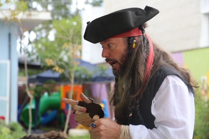 Professor se vestiu de pirata em atividade na creche – Foto: PMF/Divulga&ccedil;&atilde;o/ND