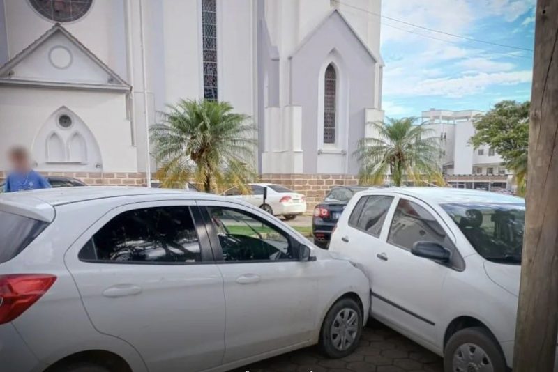 Homem bate em carro estacionado em p&aacute;tio de igreja – Foto: Pol&iacute;cia Militar/Divulga&ccedil;&atilde;o/ND