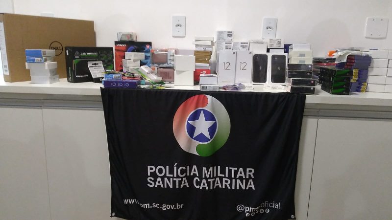 Os produtos foram apreendidos em Chapec&oacute;. &mdash; Foto: PMRv/Reprodu&ccedil;&atilde;o/ND