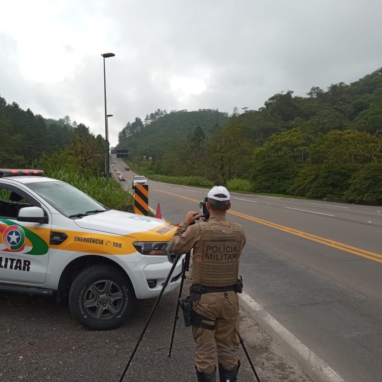 Opera&ccedil;&atilde;o R&eacute;veillon da PMRv come&ccedil;ou &agrave;s 19h da &uacute;ltima sexta-feira (30) e seguiu at&eacute; &agrave;s 7h desta segunda-feira (2) em rodovias de SC – Foto: PMRv/Divulga&ccedil;&atilde;o/ND