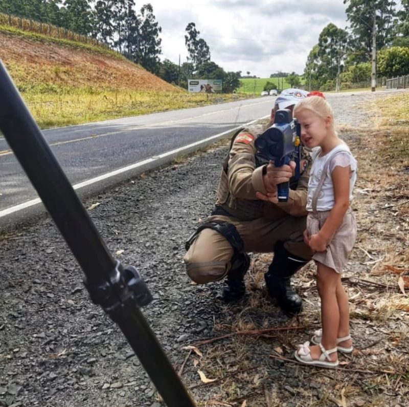 Pequena Laura de 4 anos surpreendeu os policiais rodovi&aacute;rios ao presente&aacute;-los na manh&atilde; de domingo (29) – Foto: PMRv-SC/Divulga&ccedil;&atilde;o/ND