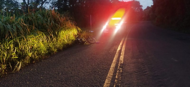 O motociclista morreu ao colidir com uma placa de sinaliza&ccedil;&atilde;o, segundo a PMRv. &mdash; Foto: PMRv/Reprodu&ccedil;&atilde;o/ND
