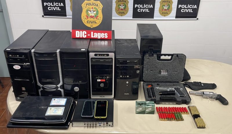 A pol&iacute;cia apreendeu arma de fogo, muni&ccedil;&otilde;es, computadores e outros materiais na casa do dono e na empresa – Foto: PCSC/DIC Lages/Divulga&ccedil;&atilde;o/ND