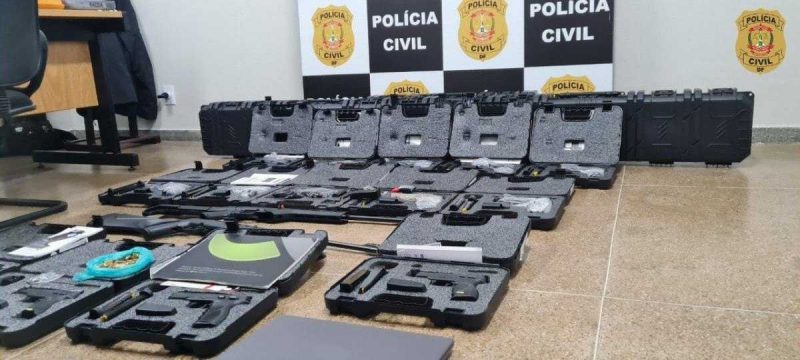 Armas, documentos e computadores foram apreendidos na a&ccedil;&atilde;o policial – Foto: Policia Civil/Divulga&ccedil;&atilde;o/ND