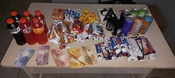 A pol&iacute;cia encontrou o suspeito com uma caixa de papel&atilde;o onde estavam os produtos furtados. &mdash; Foto: Pol&iacute;cia Militar/Reprodu&ccedil;&atilde;o/ND