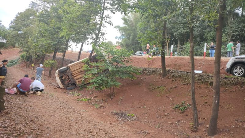 Um homem ficou gravemente ferido ap&oacute;s um capotamento no interior de Guatamb&uacute;. &mdash; Foto: Pol&iacute;cia Militar/Reprodu&ccedil;&atilde;o/ND
