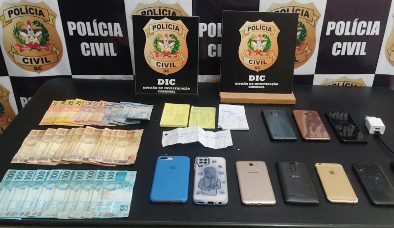 Celulares e valor em dinheiro foram encontrados na casa dos investigados – Foto: Pol&iacute;cia Civil/Divulga&ccedil;&atilde;o/ND