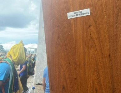 Manifestantes arrancam porta de arm&aacute;rio com toga do ministro Alexandre de Moraes – Foto: Reprodu&ccedil;&atilde;o/Internet/ND