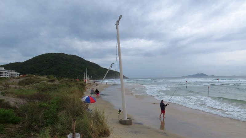 Al&eacute;m disso, o poste inclinado est&aacute; &ldquo;levando&rdquo; outro junto, como mostra a foto acima – Foto: Jeferson Lopes/Divulga&ccedil;&atilde;o/ND