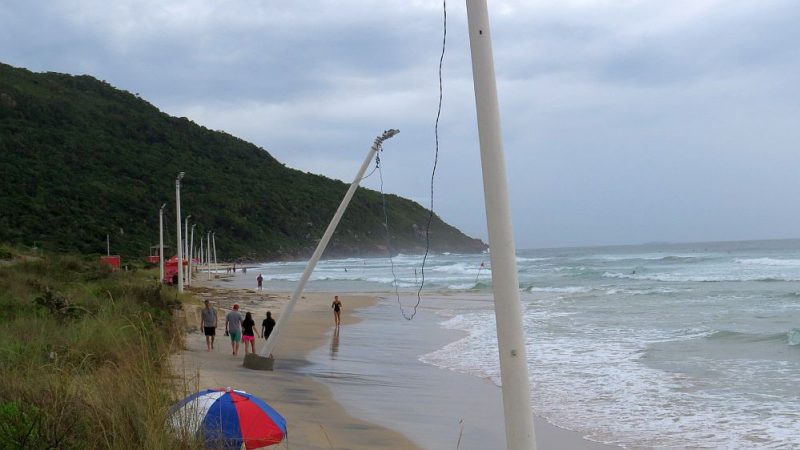 Poste fica perto do posto de guarda-vidas 01, no canto Norte da praia de Ingleses – Foto: Jeferson Lopes/Divulga&ccedil;&atilde;o/ND