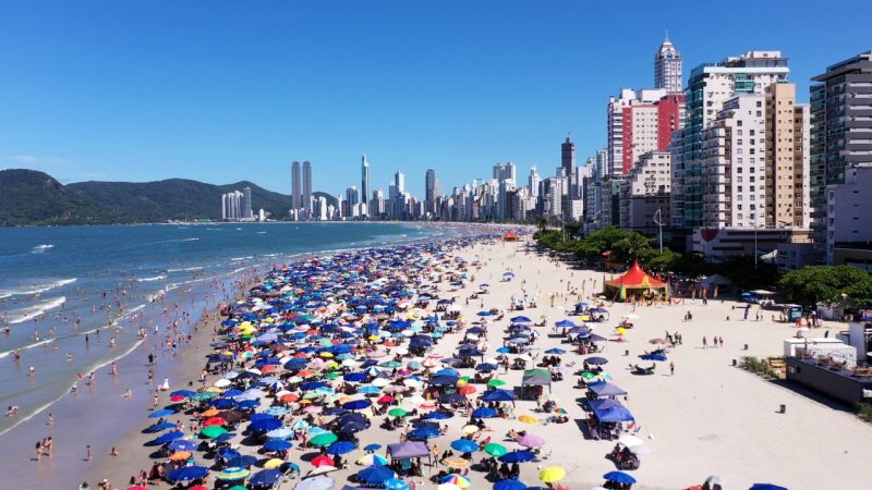 Praia de Balne&aacute;rio Cambori&uacute; ‘ganhou’ horas de sol ap&oacute;s alargamento, diz Epagri – Foto: Reprodu&ccedil;&atilde;o/NDTV