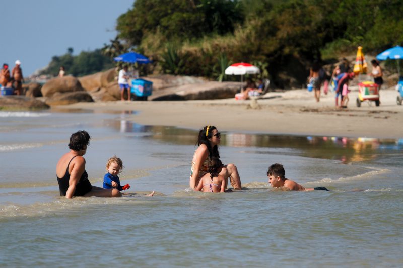 Bombeiros fazem alerta para crian&ccedil;as perdidas em praias – Foto: Leo Munhoz/ND