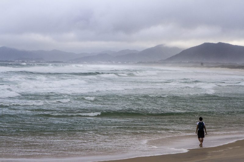 Conama indica que os banhistas aguardem ao menos 48h para entrar no mar ap&oacute;s fortes chuvas. – Foto: Foto Flavio Tin/ND