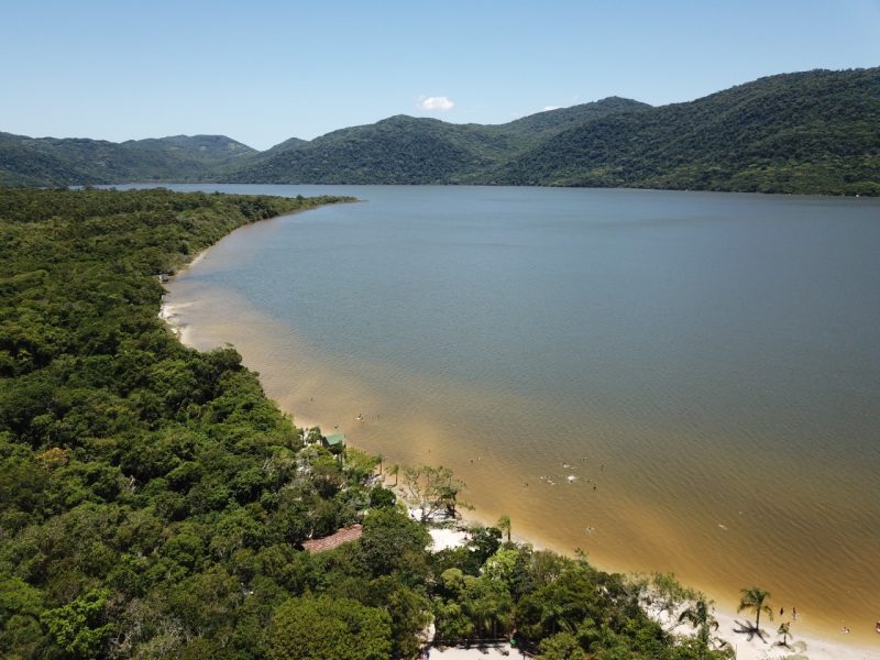 Com v&aacute;rios formatos e caracter&iacute;sticas, as lagoas est&atilde;o distribu&iacute;das por toda a Ilha. – Foto: PMF/Divulga&ccedil;&atilde;o