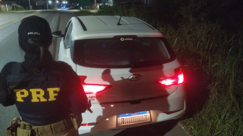 O carro foi abordado durante opera&ccedil;&atilde;o da PRF – Foto: Pol&iacute;cia Rodovi&aacute;ria Federal/Divulga&ccedil;&atilde;o