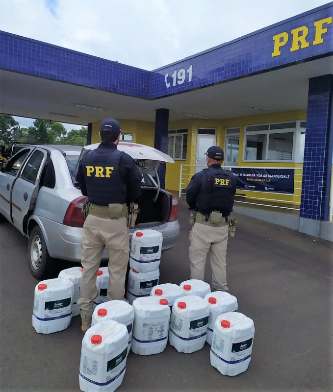 260 litros de herbicida foram apreendidos pela PRF em rodovia de Vargem Bonita, no Oeste de SC – Foto: PRF/Divulga&ccedil;&atilde;o/ND