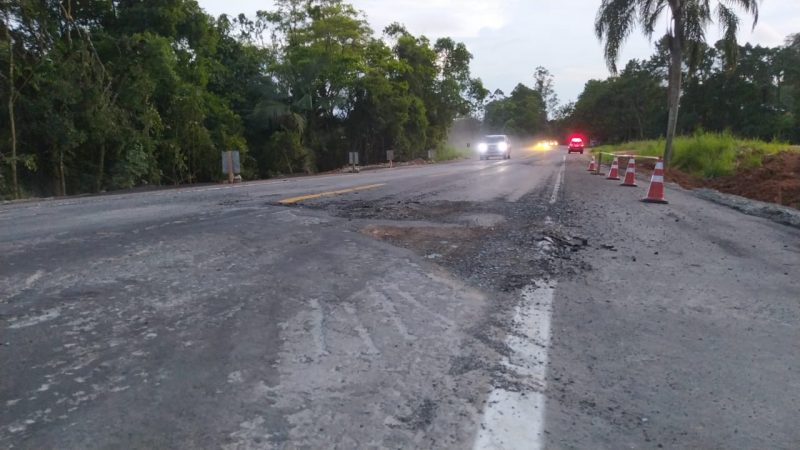 Desn&iacute;vel do asfalto se abriu e fluxo ficou em meia-pista na manh&atilde; desta segunda (23) – Foto: PRF-SC/Divulga&ccedil;&atilde;o/ND