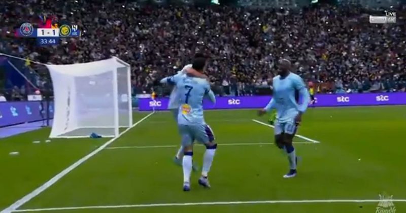 Companheiros comemoram com Cristiano Ronaldo o primeiro gol do craque no futebol &aacute;rabe – Foto: Reprodu&ccedil;&atilde;o/Internet/ND