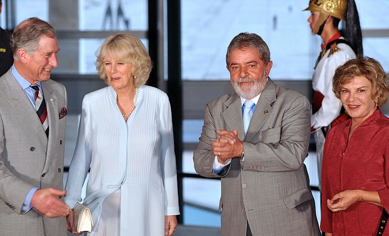 Charles (esquerda) e Camila durante visita ao Brasil, em 2009, ao lado do atual presidente Lula – Foto: Wikimedia Comons/Reprodu&ccedil;&atilde;o/ND