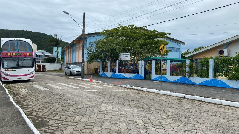 Prefeitura vistoria sinaliza&ccedil;&atilde;o de tr&acirc;nsito de escolas e creches de Florian&oacute;polis. – Foto: PMF/Divulga&ccedil;&atilde;o