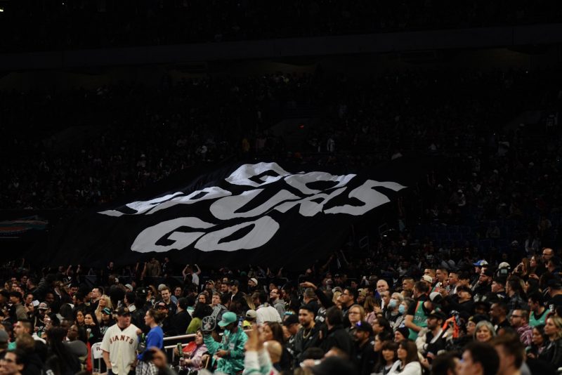 Partida entre Spurs x Warriors bate recorde de público na NBA