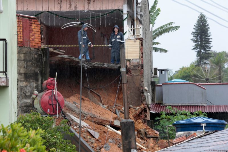 Quedas de muro foram registradas durante chuva intensa em Joinville – Foto: Prefeitura de Joinville/Divulga&ccedil;&atilde;o