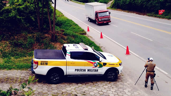 Mais de 145 mil imagens de motoristas acima da velocidade permitida foram realizadas ao longo de 2022 em rodovias estaduais de Santa Catarina – Foto: PRMv/Divulga&ccedil;&atilde;o/ND