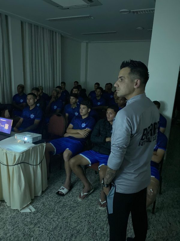 Rafael durante palestra aos jogadores – Foto: Barra/Divulga&ccedil;&atilde;o/ND