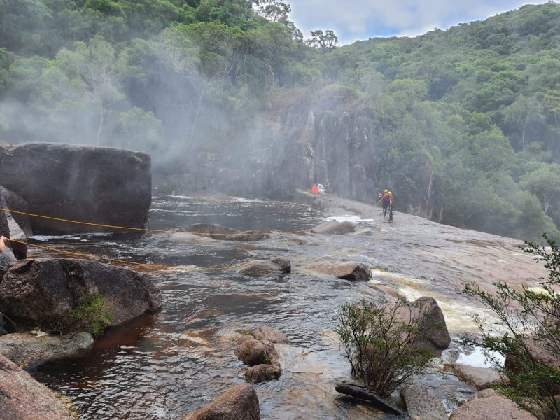 Dez pessoas precisaram ser resgatadas ap&oacute;s n&iacute;vel de rio subir – Foto: Bombeiros/Divulga&ccedil;&atilde;o/ND