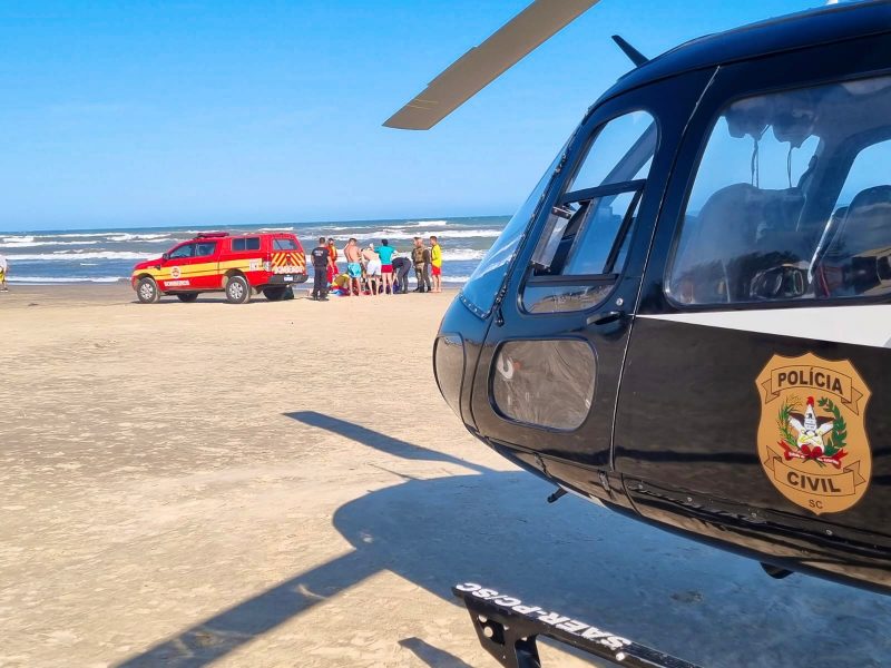 Helic&oacute;ptero chegou a pousar na faixa de areia para tentar salvar o adolescente, mas sem sucesso – Foto: Saer/Sarasul/Divulga&ccedil;&atilde;o/ND