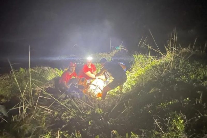 Homem precisou ser resgatado ap&oacute;s passar mal em cost&atilde;o – Foto: BVSFS/Divulga&ccedil;&atilde;o