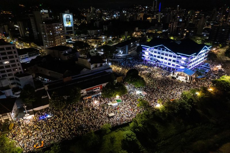 Avenida cheia de pessoas em celebração ao ano novo em Blumenau 