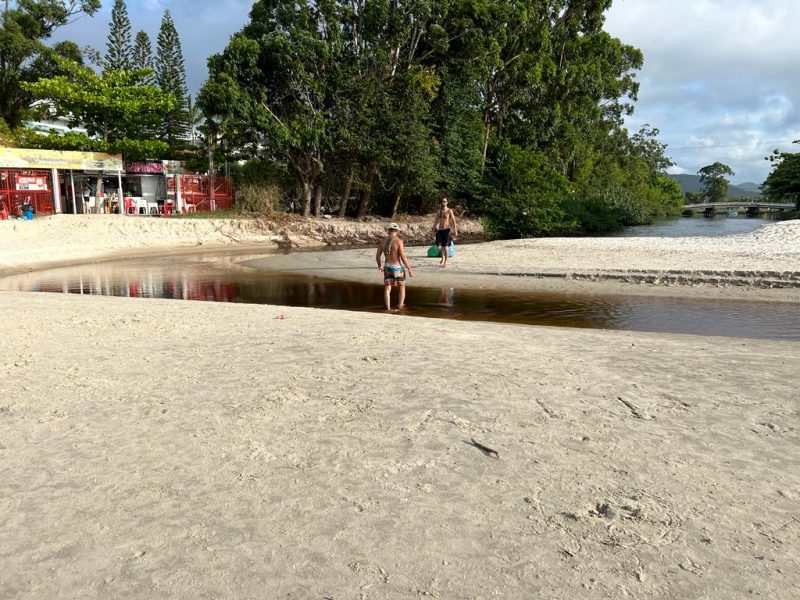 Rio do Br&aacute;s foi aberto criminosamente, poluindo as praias de Canasvieiras e Cachoeira do Bom Jesus – Foto: Moacir Pereira