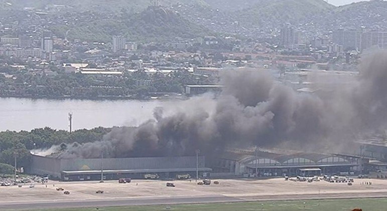 Aeroporto do Galeão pega fogo no Rio de Janeiro e fumaça provoca caos no trânsito