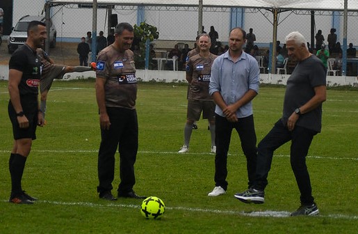 O prefeito Agnaldo Filippi, de Pedras Grandes deu o pontap&eacute; inicial de um jogo de futebol trocando tabelinha com o &iacute;dolo Roberto Dinamite. – Foto: J&uacute;lio Cancellier