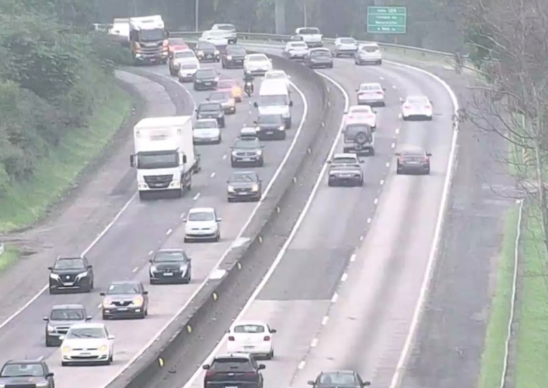 BR 101, sentido Curitiba, est&aacute; com lentid&atilde;o em alguns trechos na manh&atilde; deste s&aacute;bado (7) – Foto: Arteris Litoral Sul/Divulga&ccedil;&atilde;o/ND