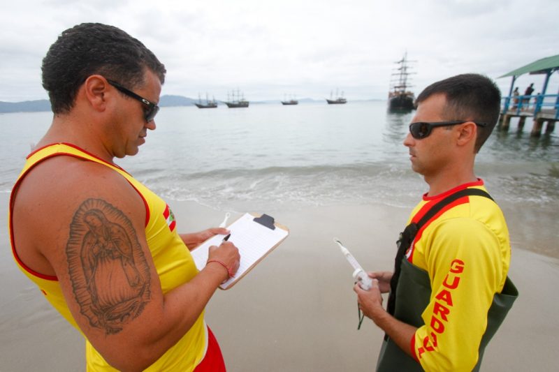Os guarda-vidas Rodrigo Martins e Felipe Marques – Foto: Leo Munhoz/ND
