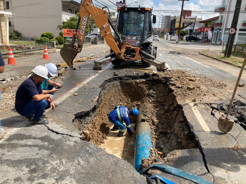 Rompimento de rede prejudica tr&acirc;nsito e abastecimento em Joinville – Foto: T&aacute;bata Porti/NDTV