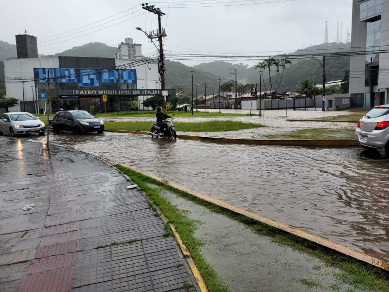 Rua Uruguai, em Itaja&iacute;, ficou intransit&aacute;vel por conta da chuva desta sexta-feira – Foto: Marcelo Nunes/ND