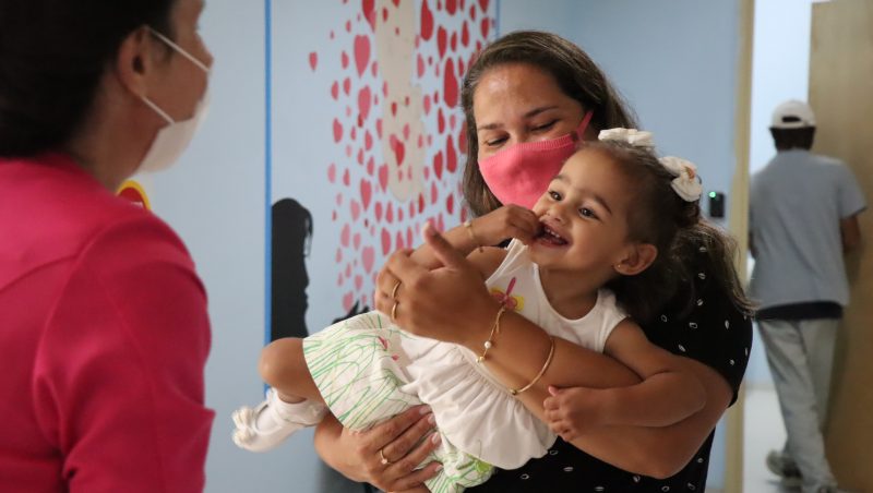 Gestante voltou ao Hospital Ruth Cardoso para agraceder equipe – Foto: Rafael Mendes/PMBC/Reprodu&ccedil;&atilde;o/ND