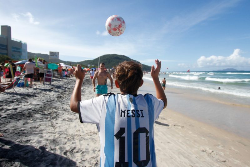 Argentinos em praia de Florian&oacute;polis – Foto: Leo Munhoz/ND