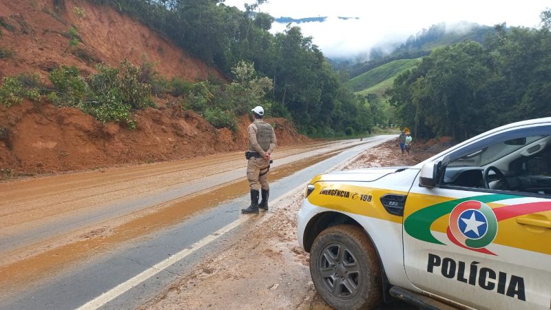 M&aacute;quinas retomam limpeza da rodovia SC-350 – Foto: PMRv/Divulga&ccedil;&atilde;o/ND