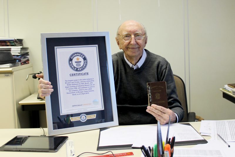 Walter Orthmann foi eleito a pessoa com a carreira mais longa em uma mesma empresa pelo Guiness Book &#8211; Foto: Guinness Book/Divulgação/ND