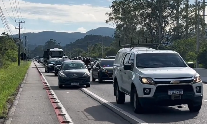 Colis&atilde;o entre ve&iacute;culos argentinos, para tr&acirc;nsito no Norte da Ilha – Foto: @cdelosantos/Twitter/Reprodu&ccedil;&atilde;o/ND