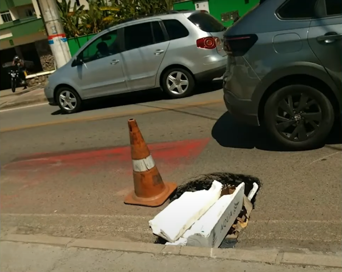 Buraco na rua Jo&atilde;o Pio Duarte, no C&oacute;rrego Grande – Foto: BG/ND