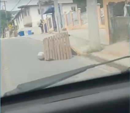 Buraco na rua Marcos Aur&eacute;lio Homem, na Carvoeira – Foto: BG/ND