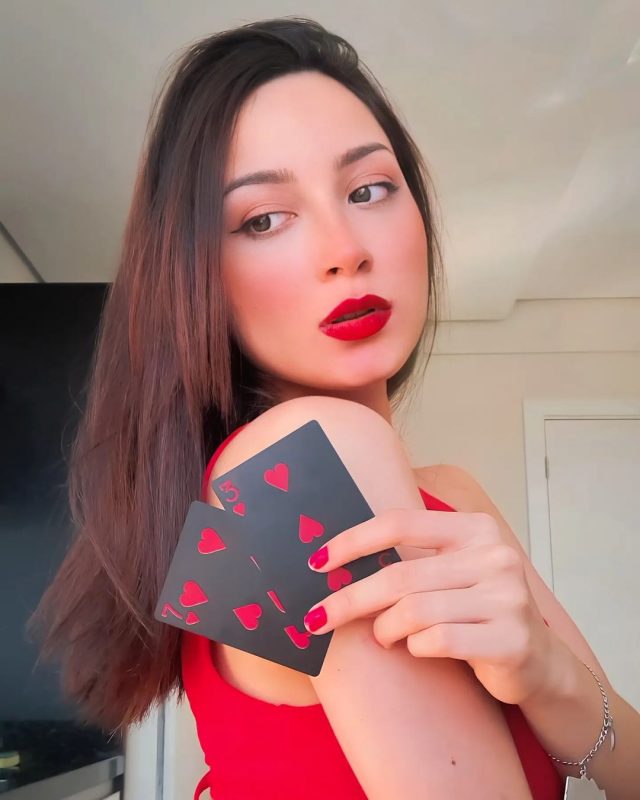 Lina tem 23 anos e &eacute; de Florian&oacute;polis – Foto: @linahallstream/Instagram/Divulga&ccedil;&atilde;o/ND